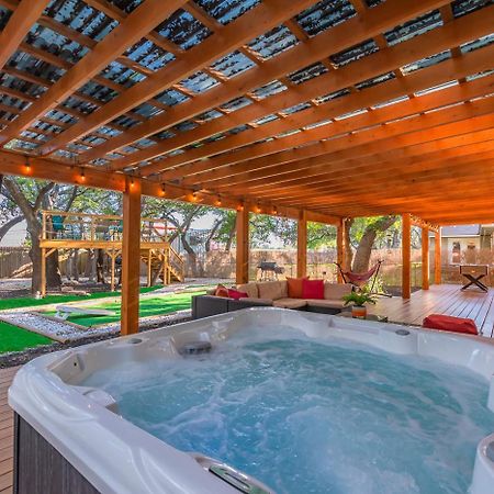 Luxurious Home With Hot Tub & Tree Deck By 6Flags San Antonio Exteriér fotografie