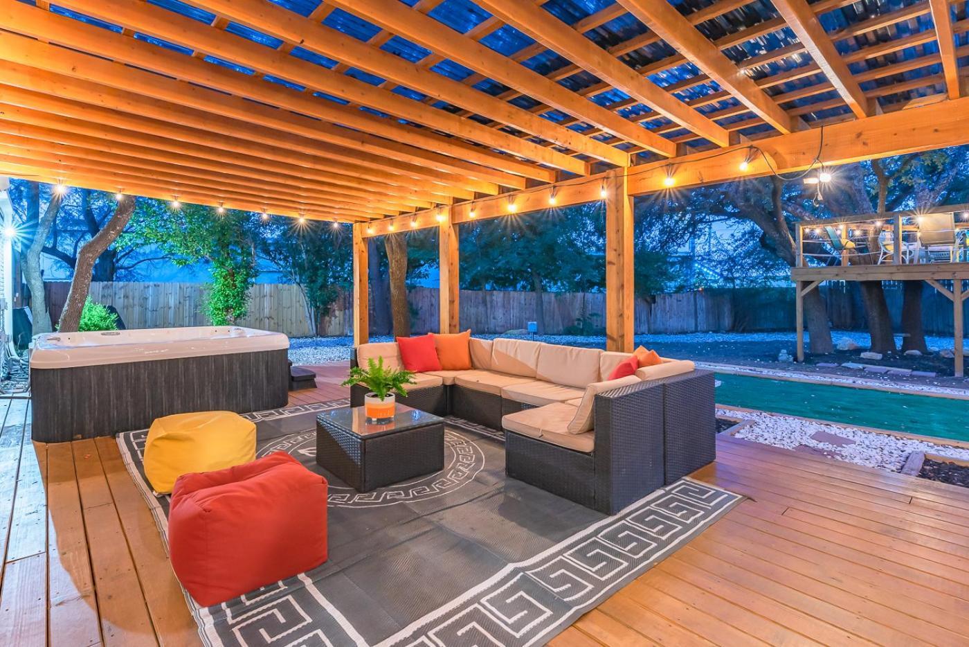 Luxurious Home With Hot Tub & Tree Deck By 6Flags San Antonio Exteriér fotografie