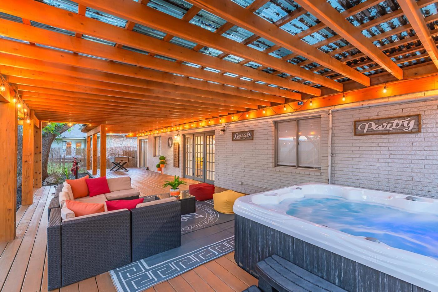 Luxurious Home With Hot Tub & Tree Deck By 6Flags San Antonio Exteriér fotografie